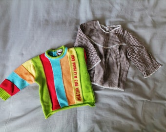 Vintage-Lot mit 2 Oberteilen, brauner Gingham-Bluse und Agatha Ruiz de la Prada-Pullover. Größe 6 bis 9 Monate