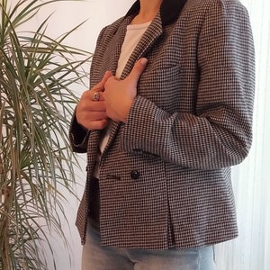 Vintage wool houndstooth black and white blazer / 80&#39;s hound&#39;s-tooth black velvet collar jacket