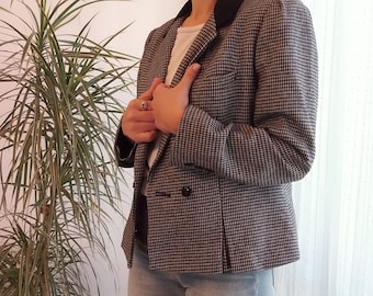 Vintage wool houndstooth black and white blazer / 80's hound's-tooth black velvet collar jacket