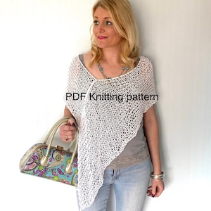 Puede incluir: Un top blanco de crochet con un patrón suelto y tejido abierto. El top tiene un escote redondo y mangas cortas. La modelo lleva el top con jeans azules y un bolso de mano estampado. El texto "PDF Knitting pattern" es visible en la imagen.