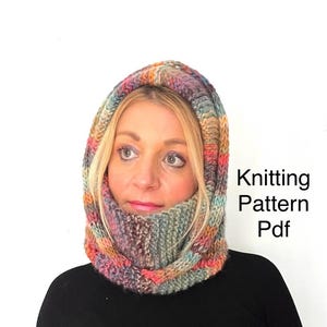 Puede incluir: Una capucha de punto multicolor, con tonos de rosa, naranja, azul y verde. La capucha está diseñada para usarse alrededor del cuello y la cabeza. El texto "Knitting Pattern Pdf" es visible.