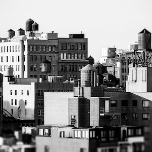 Fotografía en blanco y negro de los tejados de Nolita: Impresión de la ciudad de Nueva York
