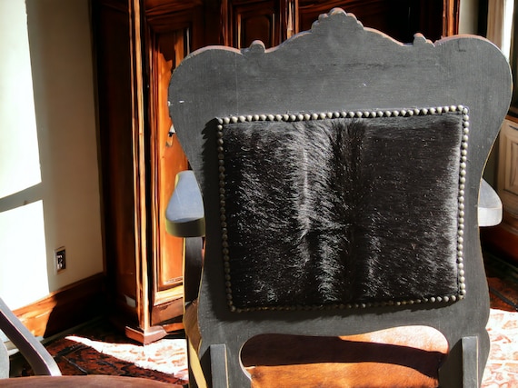 Vieille Chaise En Bois Massif Sculpté, Finition Patinée Noire, Look Rustique