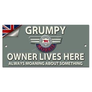 Könnte beinhalten: Graues rechteckiges Metallschild mit dem Text "GRUMPY OWNER LIVES HERE ALWAYS MOANING ABOUT SOMETHING". Mit Union Jack Flagge und Morris Logo. Enthält zwei Befestigungslöcher.