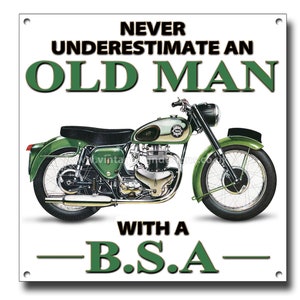 Unterschätze niemals einen alten Mann mit einem B.S.A Motorrad der Größe 20x20cm. Offiziel lizenziertes B.S.A-Produkt.© & ™ BSA