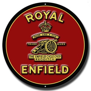 Può includere: Un cartello circolare rosso e nero con le parole "Royal Enfield" in lettere dorate. Il cartello presenta anche una corona dorata, un cannone e il testo "Made like a gun, Trade Mark, The Enfield Cycle Co. Ltd. Redditch."