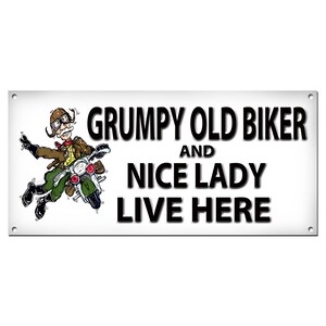 Knorrige oude motorrijder en aardige dame wonen hier metalen wandbord. 12" x 5,5"