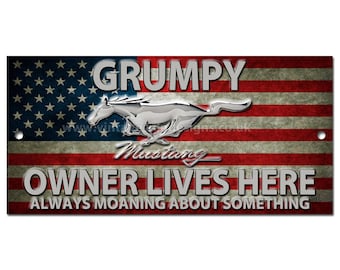 Grumpy Ford Mustang Besitzer Lives Here Metallschild. Ca. 21 cm x 9 cm