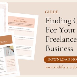 Puede incluir: Una guía y un libro de trabajo titulado "Finding Clients For Your Freelance Business" con un esquema de color marrón y blanco. La guía incluye tácticas para encontrar clientes y una hoja de trabajo titulada "Where Do I Fit?" También se incluye el texto "DOWNLOAD NOW" y una dirección de sitio web.