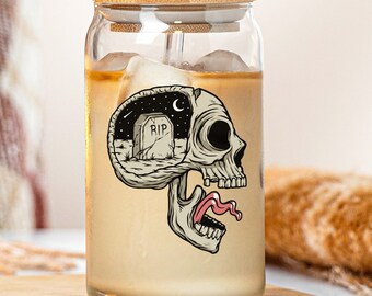 Vaso de café helado con calavera gótica: Ataúd en paz, diseño celestial