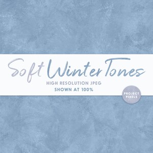 Puede incluir: Un fondo azul texturizado con el texto "Soft Winter Tones" en una fuente de color p&uacute;rpura claro. El texto "HIGH RESOLUTION JPEG" y "SHOWN AT 100%" est&aacute; debajo del t&iacute;tulo. Un c&iacute;rculo blanco con el texto "PROJECT PIXELS" est&aacute; en la esquina inferior derecha.