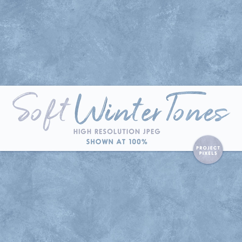 Puede incluir: Un fondo azul texturizado con el texto "Soft Winter Tones" en una fuente de color p&uacute;rpura claro. El texto "HIGH RESOLUTION JPEG" y "SHOWN AT 100%" est&aacute; debajo del t&iacute;tulo. Un c&iacute;rculo blanco con el texto "PROJECT PIXELS" est&aacute; en la esquina inferior derecha.