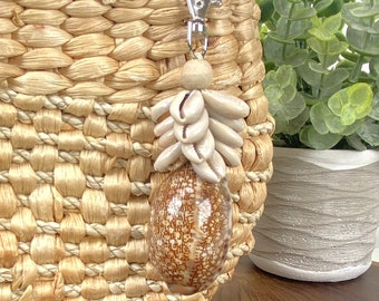 SHELL BAG CHARM, Boho Shell Keychain, Seashell Bag Charm, Seashell Bag Tassel, Seashell Keychain, Bali Shell Keychain, Tropical Bag Charm