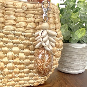 SHELL BAG CHARM, Boho Shell Keychain, Seashell Bag Charm, Seashell Bag Tassel, Seashell Keychain, Bali Shell Keychain, Tropical Bag Charm