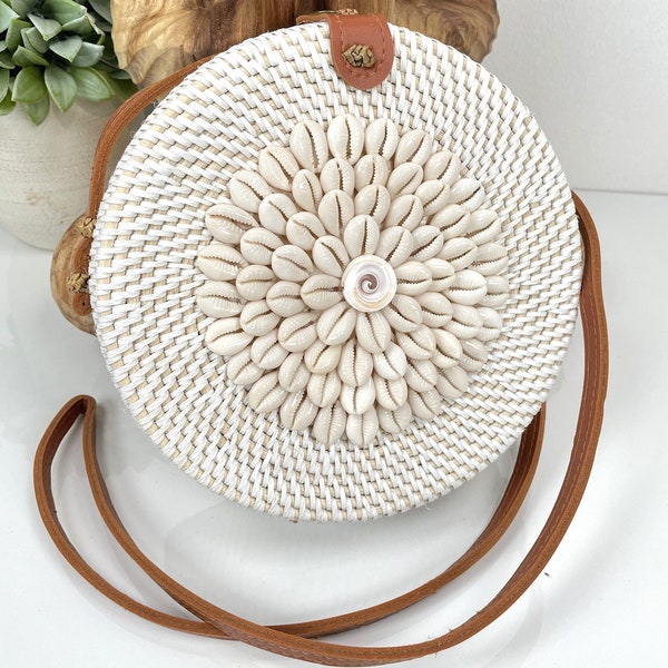 SHELL BOHO PURSE, Round Rattan Bag, Summer Rattan Purse, Bedazzled Seashell Bag, Round Boho Crossbody, Round Bali Bag, Beachy Chic Bag