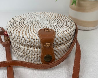 WHITE BALI BAG, Bali Handbag, Round Straw Bag, Beach Style Bag, Boho Beach Bag, Rattan Crossbody, White Canteen Bag, Handwoven Boho Teen Bag
