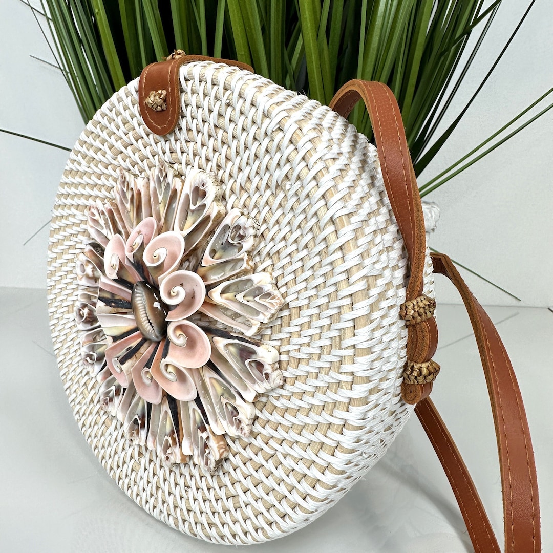 SEASHELL WOVEN BAG, Round Boho Crossbody, Round Bali Bag, Beachy Chic