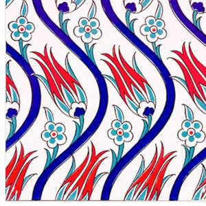Puede incluir: Un azulejo blanco con un patrón repetitivo de tulipanes y flores estilizadas en azul, rojo y blanco. El patrón es simétrico y crea una sensación de movimiento.