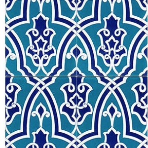 Puede incluir: Un patrón repetitivo de diseños florales estilizados azules y blancos sobre un fondo turquesa. El diseño recuerda a los azulejos tradicionales islámicos.