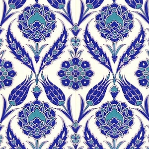 Puede incluir: Un patrón repetitivo de flores estilizadas azules y blancas sobre un fondo blanco. Las flores son de estilo turco tradicional.