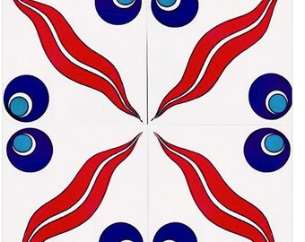 Op de afbeelding: Een witte tegel met een rood en wit ontwerp in de vorm van een gebogen blad. De tegel is versierd met blauwe en turquoise cirkels met een witte omtrek.