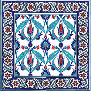 Puede incluir: Un azulejo de cerámica blanco con un patrón floral azul y rojo. El azulejo presenta un diseño repetitivo de tulipanes y hojas estilizadas.