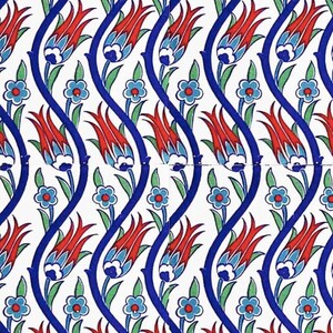 Puede incluir: Patrón repetitivo de tulipanes rojos estilizados, flores azules y blancas y hojas verdes sobre fondo blanco. El diseño presenta un tallo azul curvo que conecta las flores. El estilo recuerda a los azulejos tradicionales.