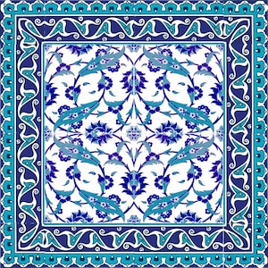 Puede incluir: Un azulejo cuadrado con un patrón floral azul y blanco. El azulejo tiene un borde decorativo con un patrón repetitivo azul y blanco.