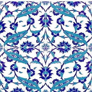 以下が含まれることがあります： 青と紫の花柄の白いタイル。デザインは、複雑なディテールを持つスタイリッシュな葉と花を特徴としています。