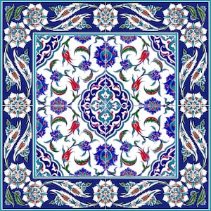 Puede incluir: Un azulejo cuadrado con fondo blanco y un patrón floral azul, verde y rojo. El azulejo está rodeado por un borde azul con un patrón floral blanco.