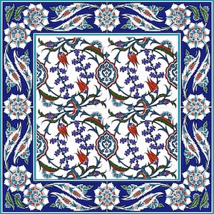 Puede incluir: Un azulejo cuadrado con un patrón repetitivo de flores y hojas estilizadas en tonos de azul, verde, rojo y blanco. El azulejo tiene un borde azul con un diseño floral blanco.