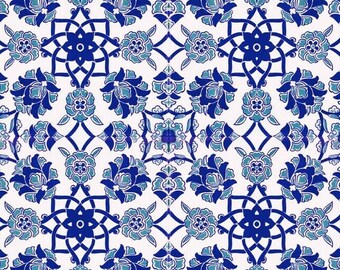Op de afbeelding: Een witte achtergrond met een herhalend patroon van blauwe en turquoise bloemmotieven. Het patroon is symmetrisch en heeft ingewikkelde details.