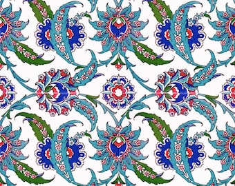 Op de afbeelding: Een witte tegel met een herhalend patroon van gestileerde blauwe, groene, rode en witte bloemen. De bloemen zijn symmetrisch gerangschikt.