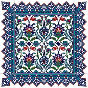 Puede incluir: Azulejo cuadrado con un detallado patrón floral en tonos azules, rojos y verdes sobre fondo blanco. El diseño presenta flores y hojas estilizadas, enmarcadas por un borde decorativo. El azulejo es probablemente de cerámica o material similar.