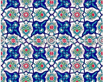 Op de afbeelding: Een witte tegel met een herhalend patroon van blauwe, groene en rode bloemenontwerpen. De tegel heeft een traditionele Turkse stijl.