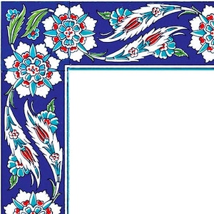 Op de afbeelding: Een blauwe en witte keramische tegel met een bloemenmotief. De tegel heeft witte bloemen met rode centra en blauwe bladeren. De achtergrond is diepblauw.