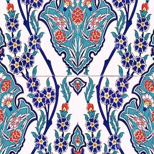 Puede incluir: Primer plano de una baldosa decorativa con un patrón floral repetitivo. El diseño presenta flores azules con centros amarillos, acentos florales rojos y elementos decorativos turquesa y blancos. La baldosa tiene un acabado brillante.