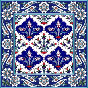 Puede incluir: Un azulejo de cerámica azul y blanco con un diseño tradicional turco que presenta flores y hojas estilizadas. El azulejo tiene un patrón repetitivo de motivos florales en tonos de azul, blanco y rojo.