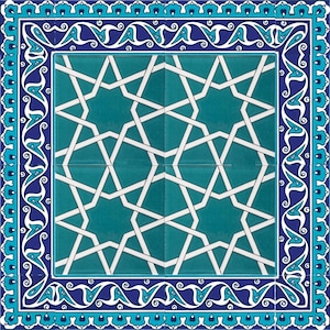 Puede incluir: Un azulejo cuadrado con un patrón geométrico azul y blanco. El azulejo tiene un borde con un diseño floral.