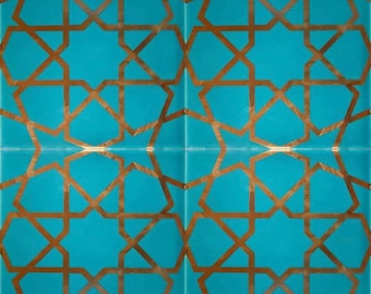 Op de afbeelding: Een turquoise blauwe tegel met een geometrisch patroon van gouden sterren en lijnen.
