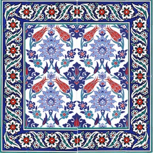 Puede incluir: Azulejo cerámico cuadrado con diseño floral. El azulejo presenta un fondo blanco con un patrón central de flores azules y tulipanes rojos. Un borde de flores azules, blancas y rojas enmarca el diseño central.