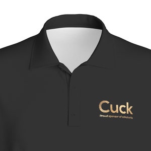 Polo Cuckold Cuck Orgoglioso Sponsor di una Hotwife in colore oro su nero Totalmente personalizzabile per testo e colori