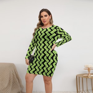 Pik Dame Netz Kleid (Plus Size) für Hotwives, lange Ärmel, QOS Zick-Zack Design in grün auf schwarz, personalisierbar für Text und Farbe.