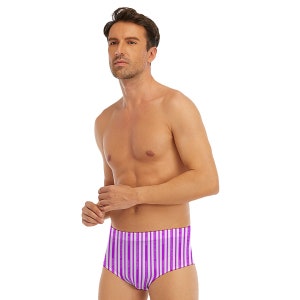 Cuckold - Orgulloso patrocinador de un bañador triangular a rayas para hombre de Hotwife, texto blanco, rayas moradas, texto y color totalmente personalizables