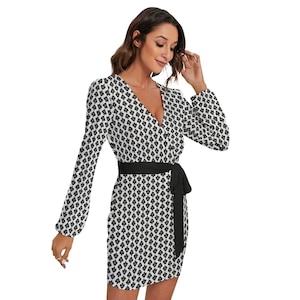 Hot Wife QOS Sexy Langarm-Wickelkleid mit Gürtel Pik Dame Design in Weiß auf Schwarz voll personalisierbar für Text und Farbe