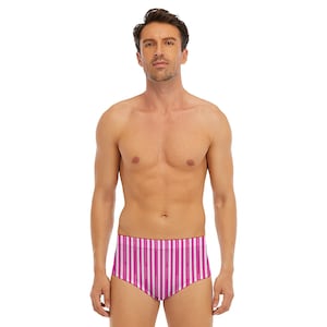 Cuckold - Gesperrte und verweigerte gestreifte Herren-Dreieck-Badehose, weißer Text, rosa Streifen, total personalisierbarer Text und Farbe