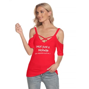 Hotwife Cold Shoulder-T-shirt met hotwife-ontwerp op rood Not Just a Hotwife, volledig personaliseerbaar met tekst en kleur