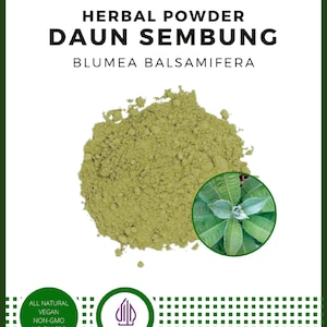 Op de afbeelding: Een groen kruidenpoeder met het label "DAUN SEMBUNG BLUMEA BALSAMIFERA" en een afbeelding van een groen blad. Het label vermeldt ook "ALL NATURAL VEGAN NON-GMO NO FILLERS" en "HALAL INDONESIA". Gemaakt in Indonesië.
