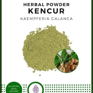 Puede incluir: Un polvo verde etiquetado como "idHerb Herbal Powder Kencur Kaempferia Galanga" con una imagen de la raíz de la planta. El producto es totalmente natural, vegano, sin OGM y sin rellenos. También está certificado Halal y hecho en Indonesia.