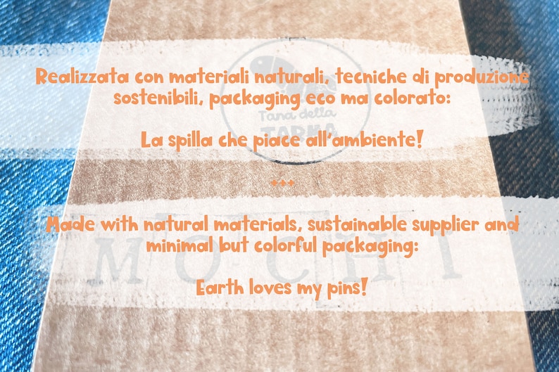 Op de afbeelding: Een close-up van een bruine papieren zak met de tekst "Realizzata con materiali naturali, tecniche di produzione sostenibili, packaging eco ma colorato: Tana della FARM La spilla che piace all'ambiente!" en "Made with natural materials, sustainable supplier and minimal but colorful packaging: Earth loves my pins!"